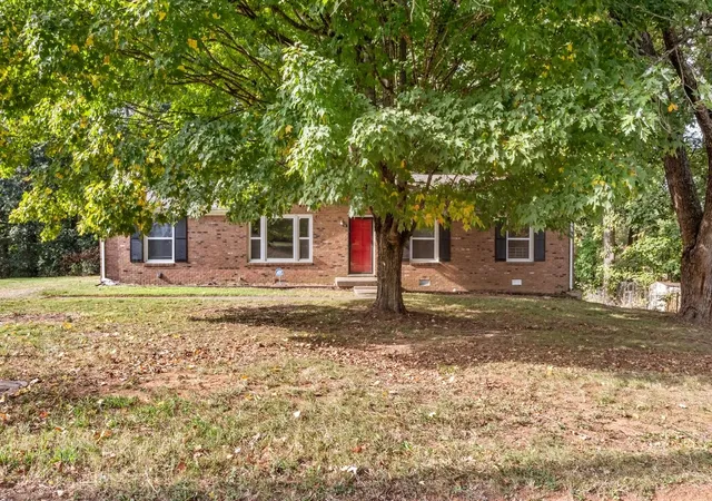 Photo 2 of Single family home for sale at 420 Parker Dr, Clarksville, TN 37042 | MLS# 3622480 | Listing updated on 2026-10-23