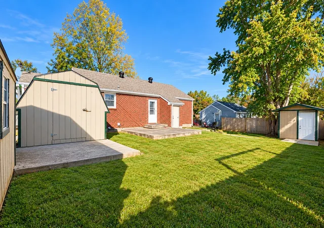 Photo 3 of Single family home for sale at 2004 Montgomery Pkwy, Clarksville, TN 37043 | MLS# 3622271 | Listing updated on 2026-10-19