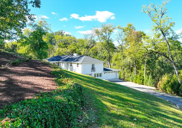 Photo 1 of Single family home for sale at 1504 Dresden Cir, Nashville, TN 37215 | MLS# 3622528 | Listing updated on 2026-10-30