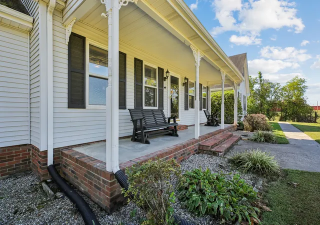 Photo 3 of Single family home for sale at 185 Johns Crk Rd, Lafayette, TN 37083 | MLS# 3624023 | Listing updated on 2026-10-30