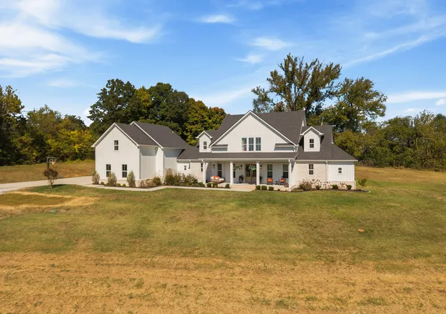 Photo 2 of Single family home for sale at 6720 Old Zion Rd, Columbia, TN 38401 | MLS# 3624330 | Listing updated on 2026-10-25