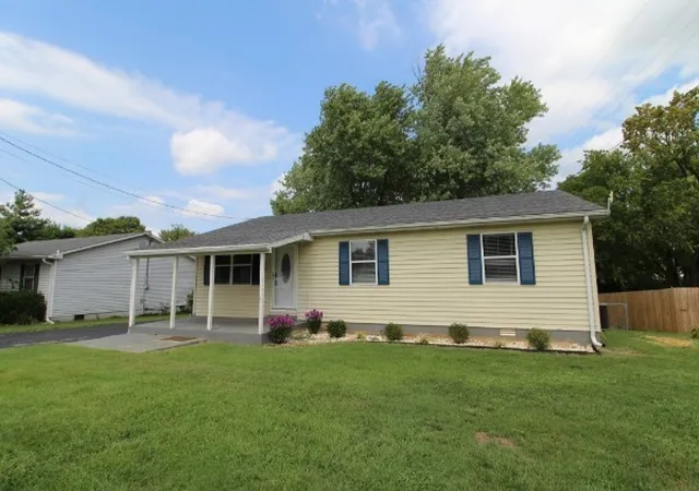 Photo 1 of Single family home for sale at 104 Lee Ln, Hopkinsville, KY 42240 | MLS# 3622454 | Listing updated on 2026-10-21