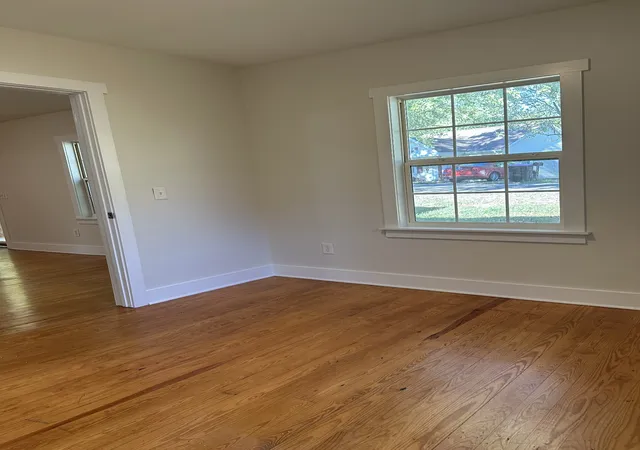 Photo 4 of Single family home for sale at 1005 Kendrick St, Clarksville, TN 37043 | MLS# 3622759 | Listing updated on 2026-10-23