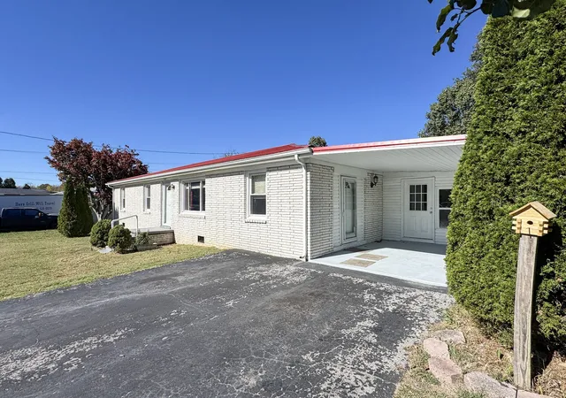 Photo 3 of Single family home for sale at 1973 Stevens Dr, Westmoreland, TN 37186 | MLS# 3626219 | Listing updated on 2026-10-23