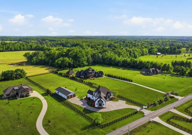 Photo 1 of Mansion for sale at 524 Fern Valley Rd, White House, TN 37188 | MLS# 3622551 | Listing updated on 2026-10-27
