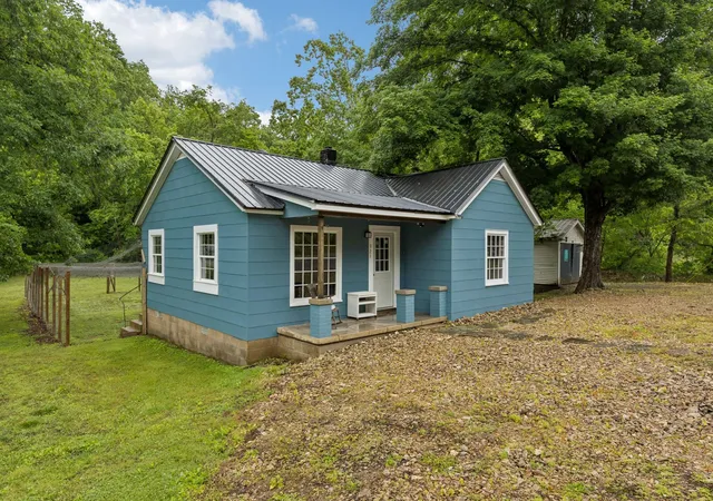 Photo 1 of Single family home for sale at 923 Highway 100 W, Centerville, TN 37033 | MLS# 3622621 | Listing updated on 2026-10-29
