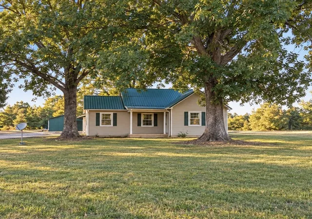 Single family home for sale at 214 Lantz Rd, Lawrenceburg, TN 38464 | MLS# 3623883