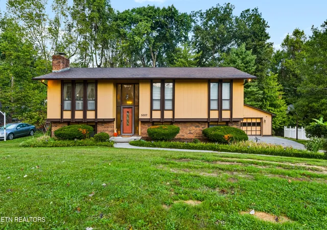 Photo 2 of Single family home for sale at 5007 Wilkshire Dr, Knoxville, TN 37921 | MLS# 3622923 | Listing updated on 2026-10-23