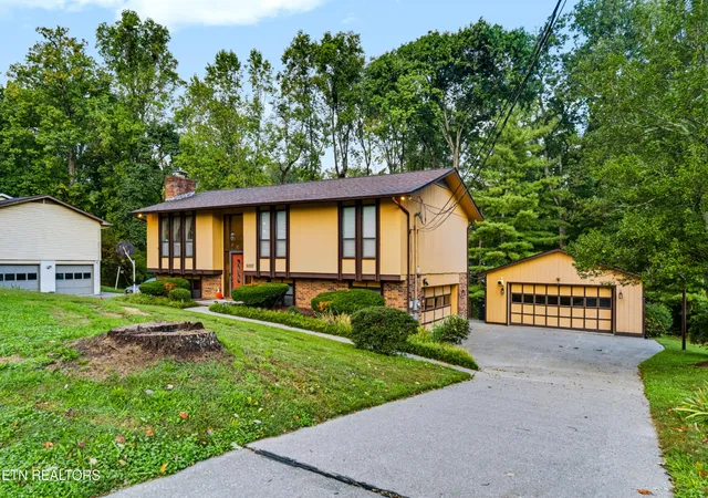 Photo 3 of Single family home for sale at 5007 Wilkshire Dr, Knoxville, TN 37921 | MLS# 3622923 | Listing updated on 2026-10-23