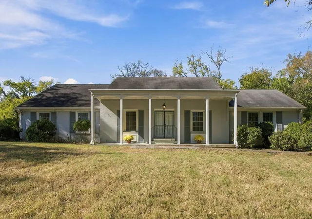Photo 1 of Single family home for sale at 810 Academy Ln, Columbia, TN 38401 | MLS# 3626245 | Listing updated on 2026-10-23