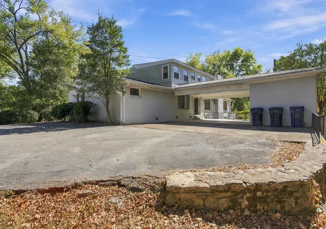 Photo 1 of Single family home for sale at 810 Academy Ln, Columbia, TN 38401 | MLS# 3626245 | Listing updated on 2026-10-23