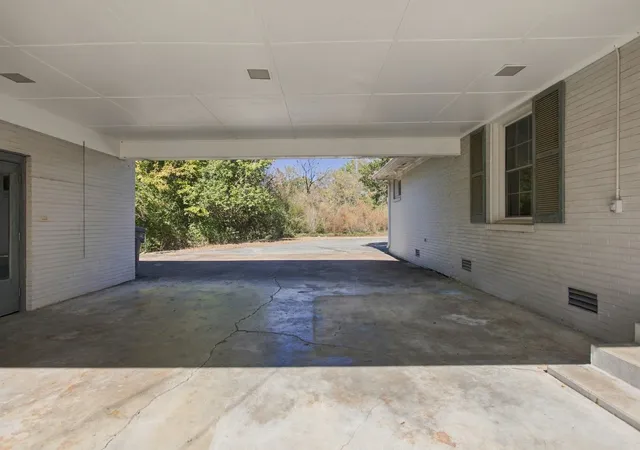 Photo 2 of Single family home for sale at 810 Academy Ln, Columbia, TN 38401 | MLS# 3626245 | Listing updated on 2026-10-23
