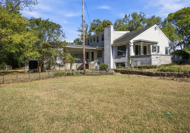 Photo 3 of Single family home for sale at 810 Academy Ln, Columbia, TN 38401 | MLS# 3626245 | Listing updated on 2026-10-23