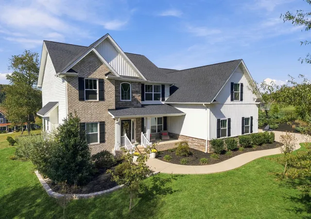 Single family home for sale at 104 Pineberry W Rd, Oak Ridge, TN 37830 | MLS# 3623161