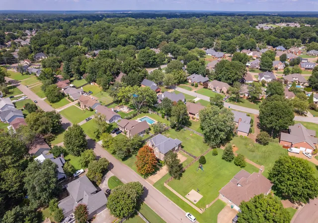 Photo 1 of Single family home for sale at 128 Glenwood Dr, Jackson, TN 38305 | MLS# 3623131 | Listing updated on 2026-10-20