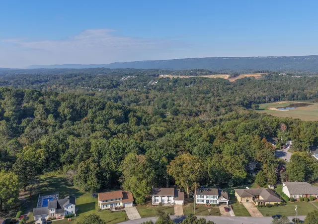 Photo 2 of Single family home for sale at 7015 Fairington Cir, Hixson, TN 37343 | MLS# 3622802 | Listing updated on 2026-10-26