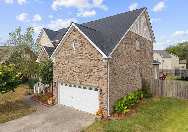 Photo 2 of Single family home for sale at 1021 Queens Pl, Spring Hill, TN 37174 | MLS# 3623321 | Listing updated on 2026-10-25