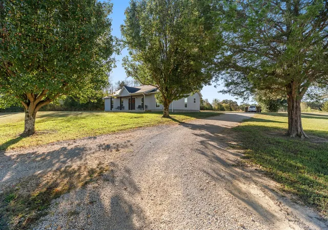 Photo 1 of Single family home for sale at 10 Farris Ln, Leoma, TN 38468 | MLS# 3622858 | Listing updated on 2026-10-20