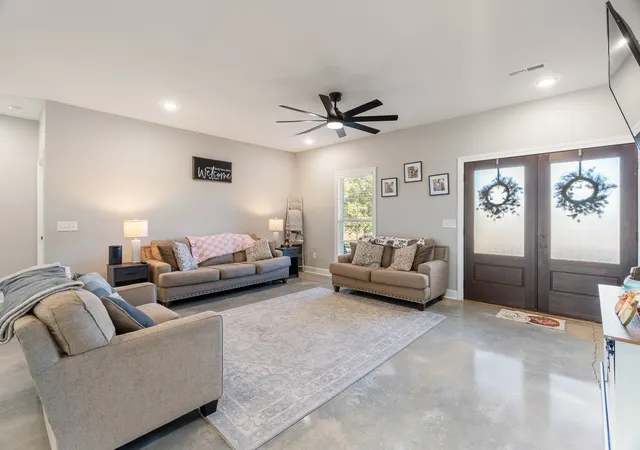 Photo 2 of Single family home for sale at 10 Farris Ln, Leoma, TN 38468 | MLS# 3622858 | Listing updated on 2026-10-20