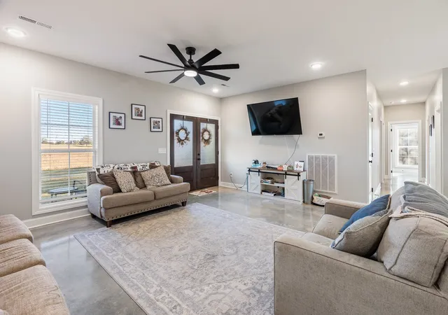 Photo 3 of Single family home for sale at 10 Farris Ln, Leoma, TN 38468 | MLS# 3622858 | Listing updated on 2026-10-20