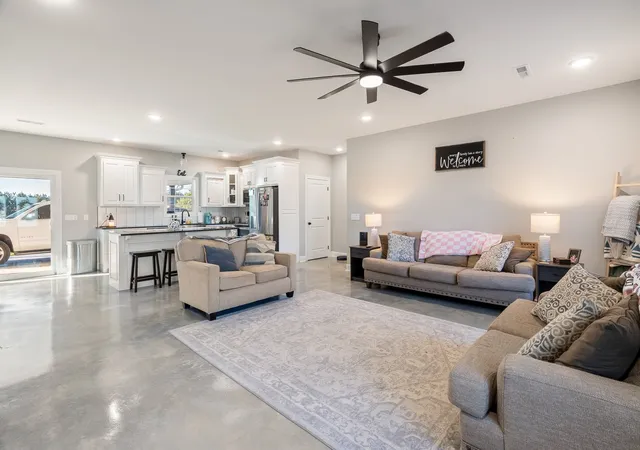 Photo 4 of Single family home for sale at 10 Farris Ln, Leoma, TN 38468 | MLS# 3622858 | Listing updated on 2026-10-20