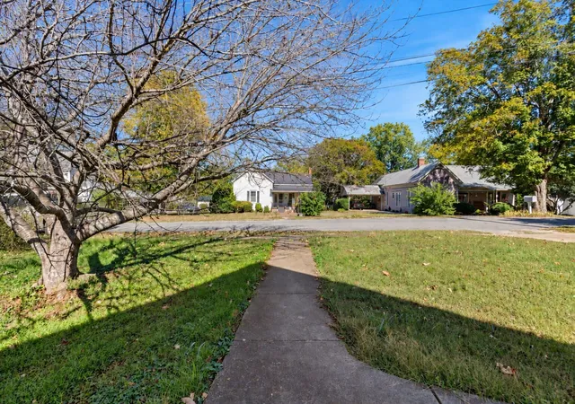 Photo 3 of Single family home for sale at 115 Perry St, Centerville, TN 37033 | MLS# 3622900 | Listing updated on 2026-10-23
