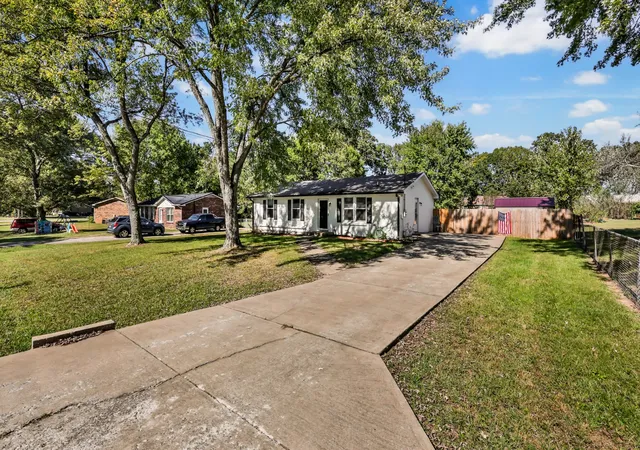 Photo 1 of Single family home for sale at 523 Jewel Dr, Clarksville, TN 37042 | MLS# 3622969 | Listing updated on 2026-10-20