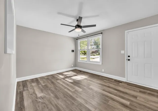 Photo 3 of Single family home for sale at 523 Jewel Dr, Clarksville, TN 37042 | MLS# 3622969 | Listing updated on 2026-10-20
