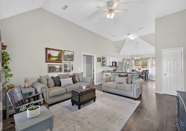 Photo 1 of Single family home for sale at 609 Fall Crk Dr, Murfreesboro, TN 37129 | MLS# 3622945 | Listing updated on 2026-10-28