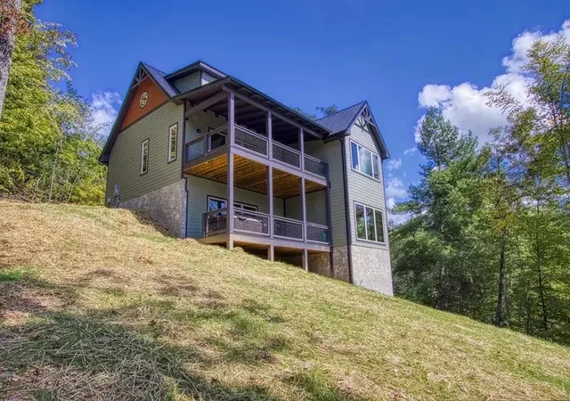 Photo 1 of Single family home for sale at 1504 Bear Valley Rd, Sevierville, TN 37876 | MLS# 3623390 | Listing updated on 2026-10-21