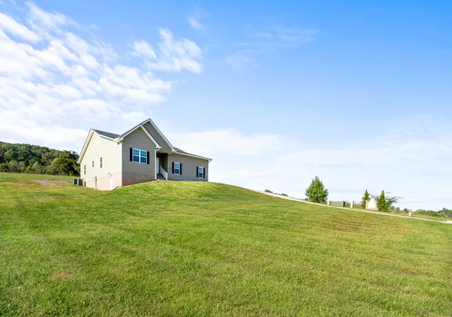 Photo 3 of Single family home for sale at 402 Sunrise Ridge Dr, Jefferson City, TN 37760 | MLS# 3623452 | Listing updated on 2026-10-22
