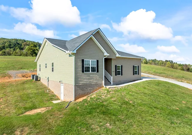 Photo 4 of Single family home for sale at 402 Sunrise Ridge Dr, Jefferson City, TN 37760 | MLS# 3623452 | Listing updated on 2026-10-22