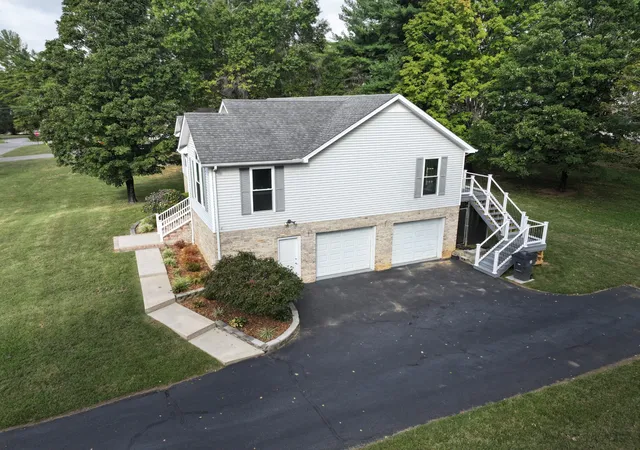 Photo 3 of Single family home for sale at 836 Navajo Trl, Mc Minnville, TN 37110 | MLS# 3623265 | Listing updated on 2026-10-27