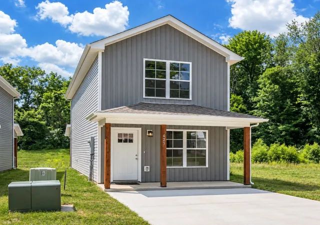 Photo 1 of Single family home for sale at 425 Via Dr, Clarksville, TN 37043 | MLS# 3623133 | Listing updated on 2026-10-21