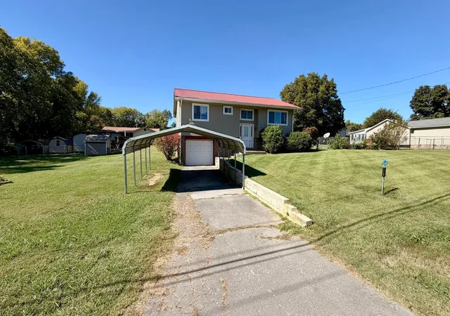 Photo 1 of Single family home for sale at 825 Oak St, Dayton, TN 37321 | MLS# 3623356 | Listing updated on 2026-10-30