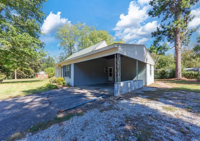 Photo 3 of Single family home for sale at 566 Pearson Dr, Jackson, TN 38305 | MLS# 3623244 | Listing updated on 2026-10-20
