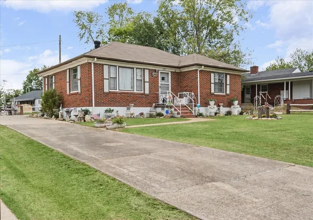 Photo 1 of Single family home for sale at 904 Florence St, Lewisburg, TN 37091 | MLS# 3623283 | Listing updated on 2026-10-31