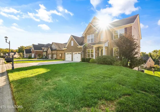 Photo 2 of Single family home for sale at 1027 Prince George Parish Dr, Farragut, TN 37934 | MLS# 3623328 | Listing updated on 2026-10-23