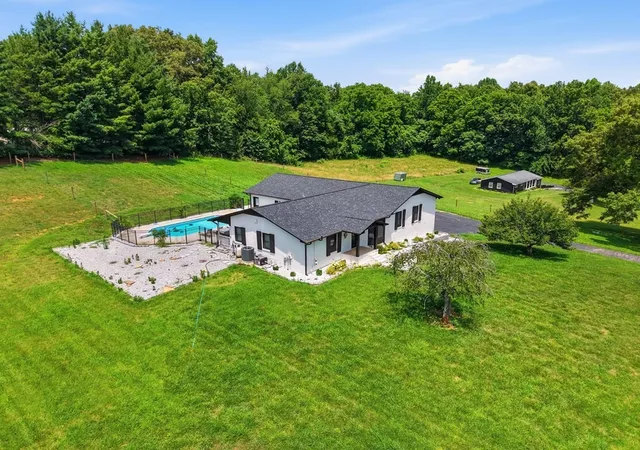 Photo 3 of Single family home for sale at 237 South Frk Rd, Sparta, TN 38583 | MLS# 3623572 | Listing updated on 2026-10-21