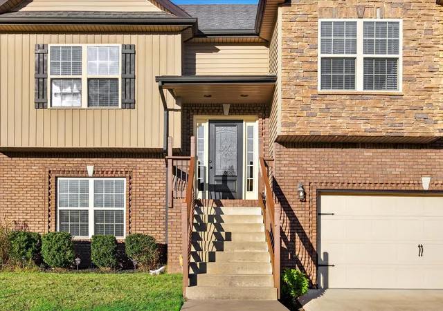 Photo 4 of Single family home for sale at 200 Autumn Ter Ln, Clarksville, TN 37040 | MLS# 3623876 | Listing updated on 2026-10-22