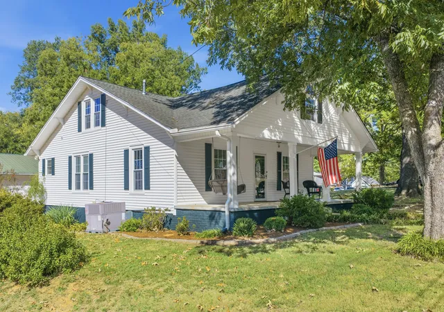 Photo 1 of Single family home for sale at 221 Spring St, Huntingdon, TN 38344 | MLS# 3623662 | Listing updated on 2026-10-21