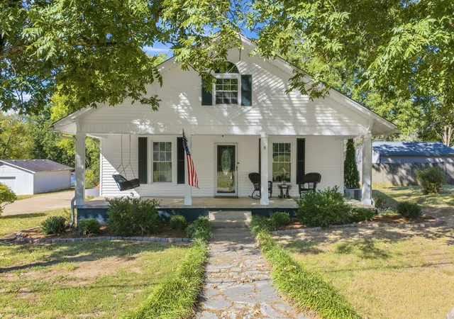Photo 2 of Single family home for sale at 221 Spring St, Huntingdon, TN 38344 | MLS# 3623662 | Listing updated on 2026-10-21