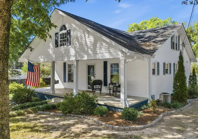 Photo 3 of Single family home for sale at 221 Spring St, Huntingdon, TN 38344 | MLS# 3623662 | Listing updated on 2026-10-21