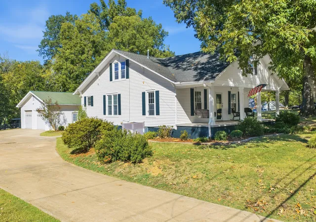 Photo 4 of Single family home for sale at 221 Spring St, Huntingdon, TN 38344 | MLS# 3623662 | Listing updated on 2026-10-21