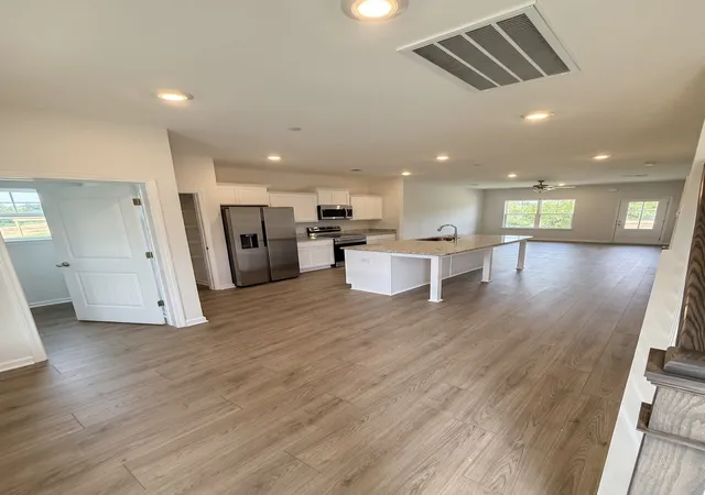 Photo 3 of Single family home for sale at 1252 Amber Hills Dr, Ashland City, TN 37015 | MLS# 3623628 | Listing updated on 2026-10-21