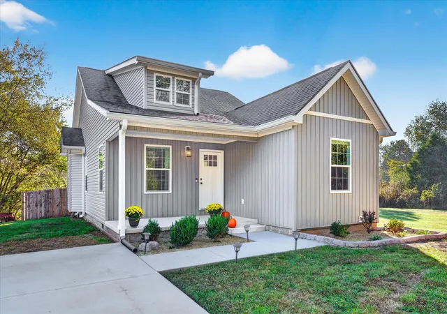 Photo 1 of Single family home for sale at 1649 Cumberland Hts Rd, Clarksville, TN 37040 | MLS# 3624134 | Listing updated on 2026-10-22