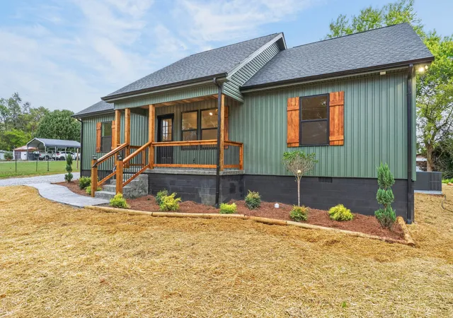 Photo 2 of Single family home for sale at 614 W End Ave, Mc Minnville, TN 37110 | MLS# 3623794 | Listing updated on 2026-10-21