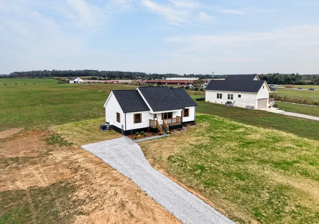 Photo 3 of Single family home for sale at 430 Charlie Turner Rd, Mc Minnville, TN 37110 | MLS# 3623814 | Listing updated on 2026-10-21