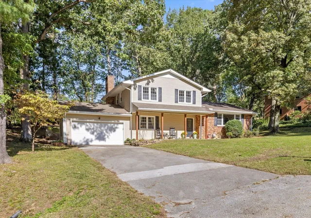 Photo 1 of Single family home for sale at 205 Inverness Dr, Signal Mountain, TN 37377 | MLS# 3623748 | Listing updated on 2026-10-21