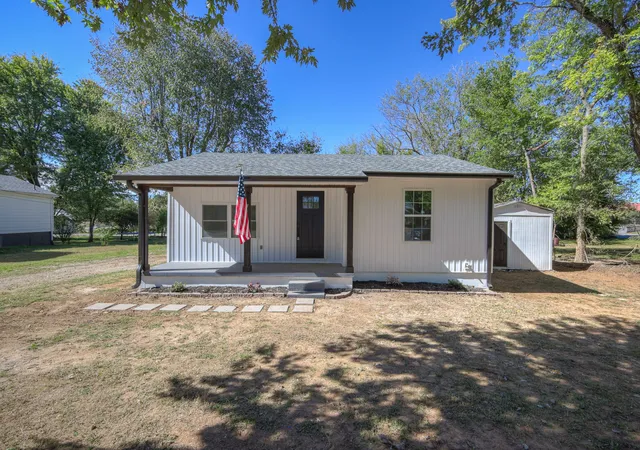Single family home for sale at 1103 Beckham Ave, Lawrenceburg, TN 38464 | MLS# 3624172